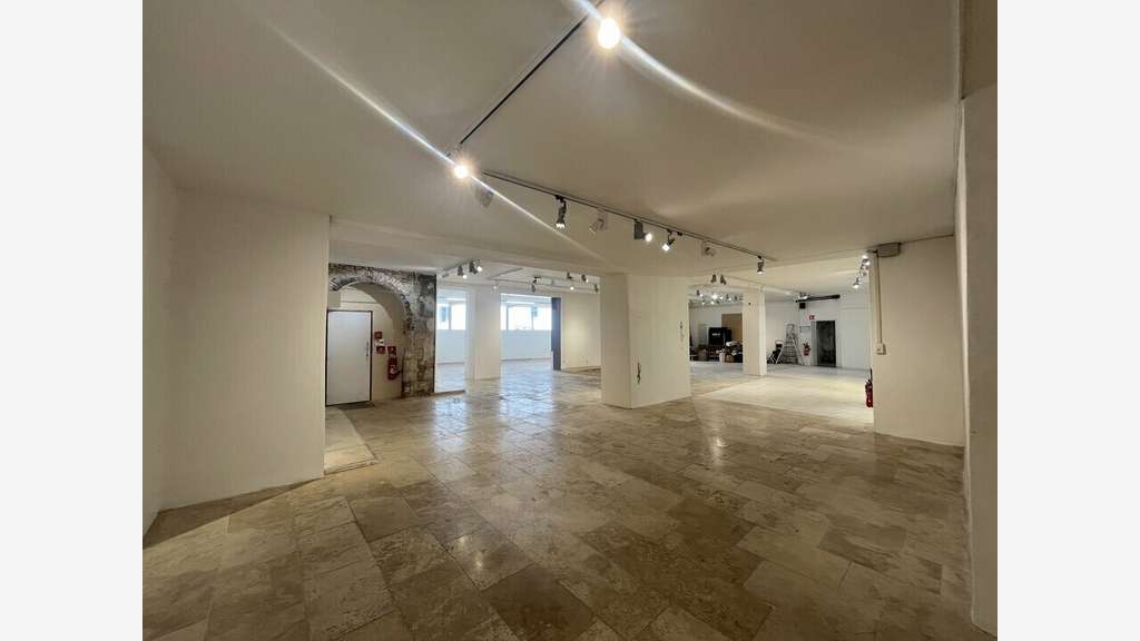 Local commercial 450m² à louer à Carpentras centre