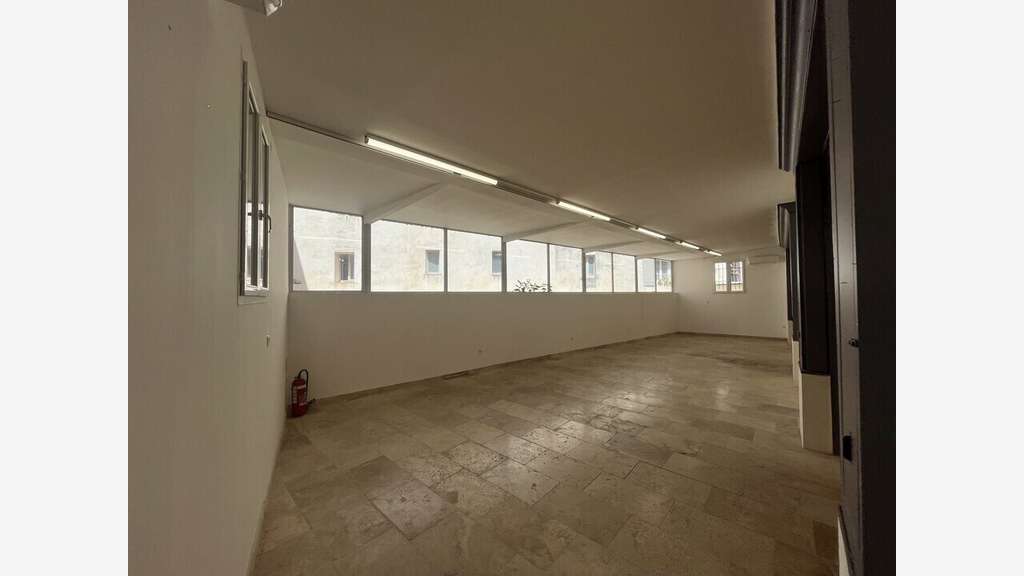 Local commercial 450m² à louer à Carpentras centre