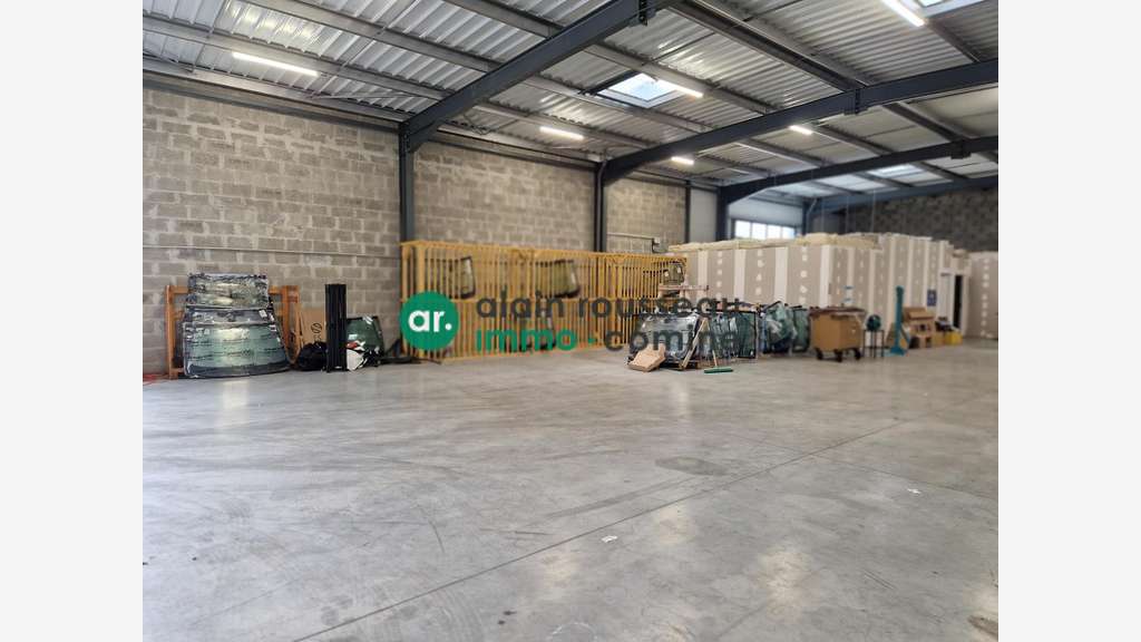 Local commercial 450m² à louer à Cholet