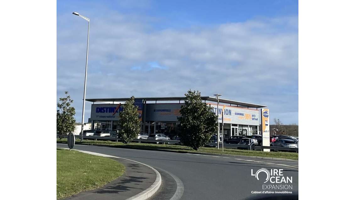 Local commercial d'angle 721m² à louer à Cholet 