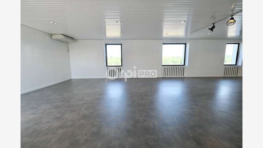 A louer local commercial 600m² à Divatte-sur-Loire