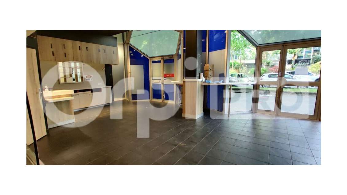 A louer local commercial 165m² à Évry