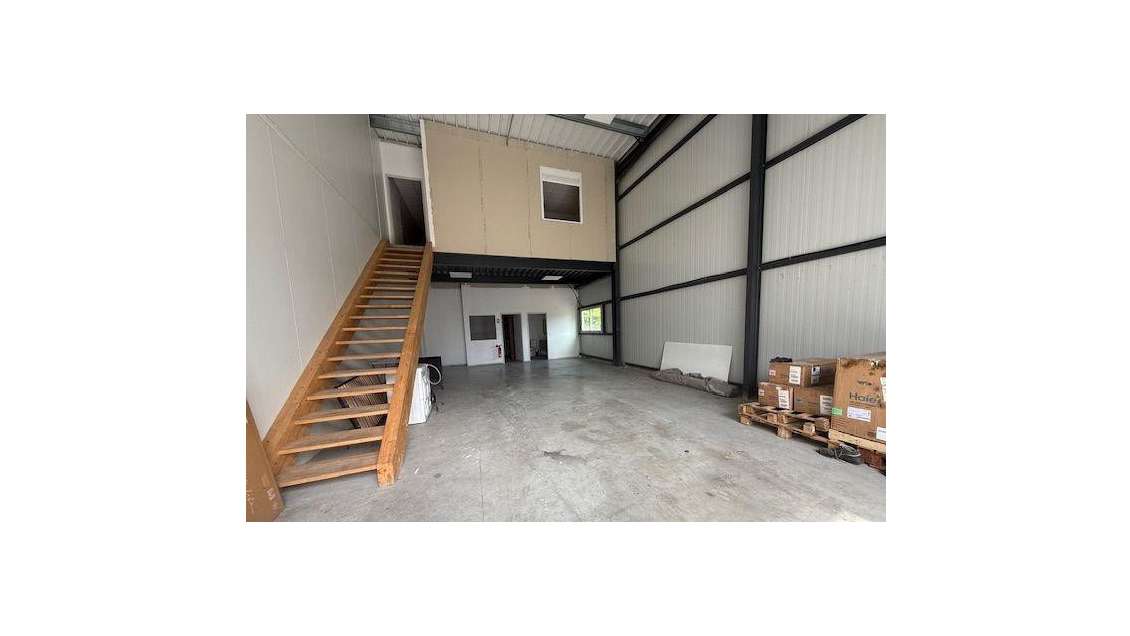Location hangar 131m² sortie 7 à Eysines