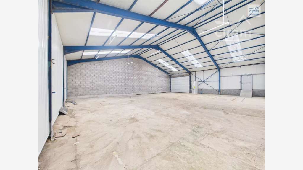 A louer local commercial 290m² à Guipry-Messac