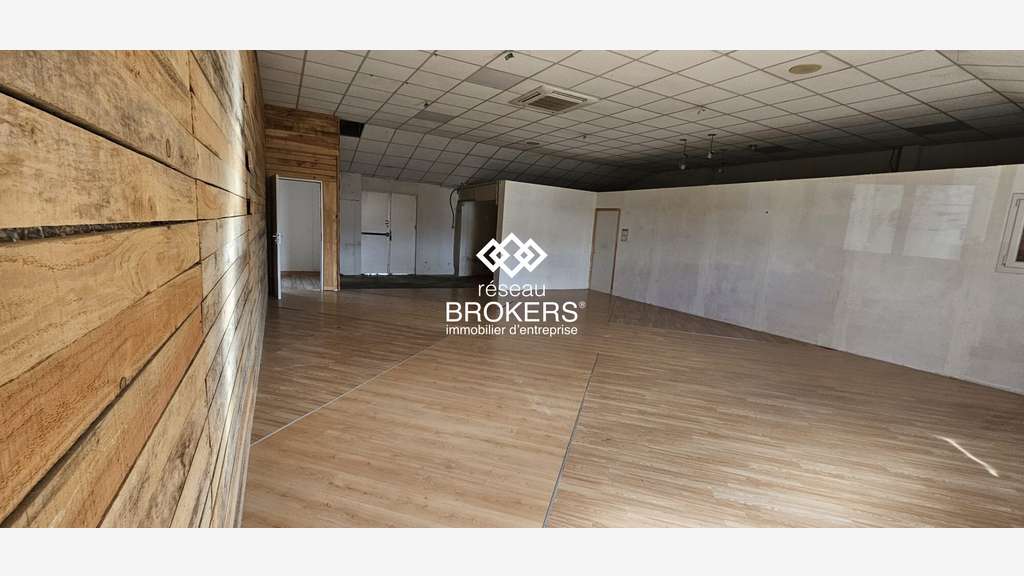 Loue local d'activité 230m² empl N°1 bis au Cendre