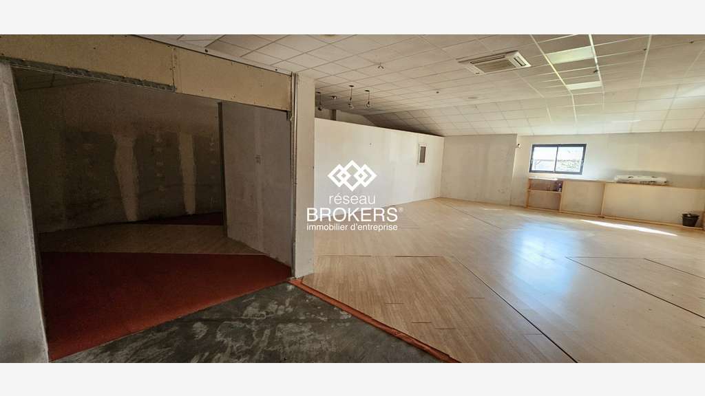 Loue local d'activité 230m² empl N°1 bis au Cendre