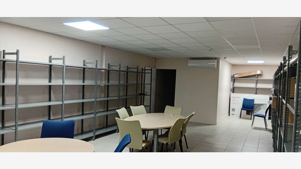 A louer local commercial 308m² Le Lamentin