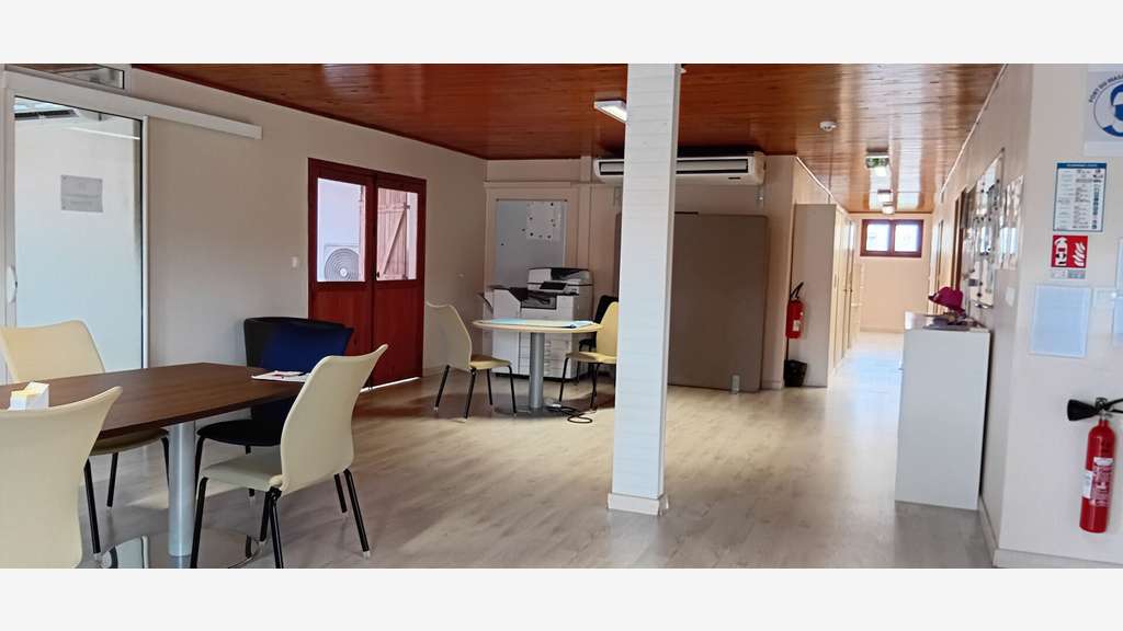 A louer local commercial 308m² Le Lamentin