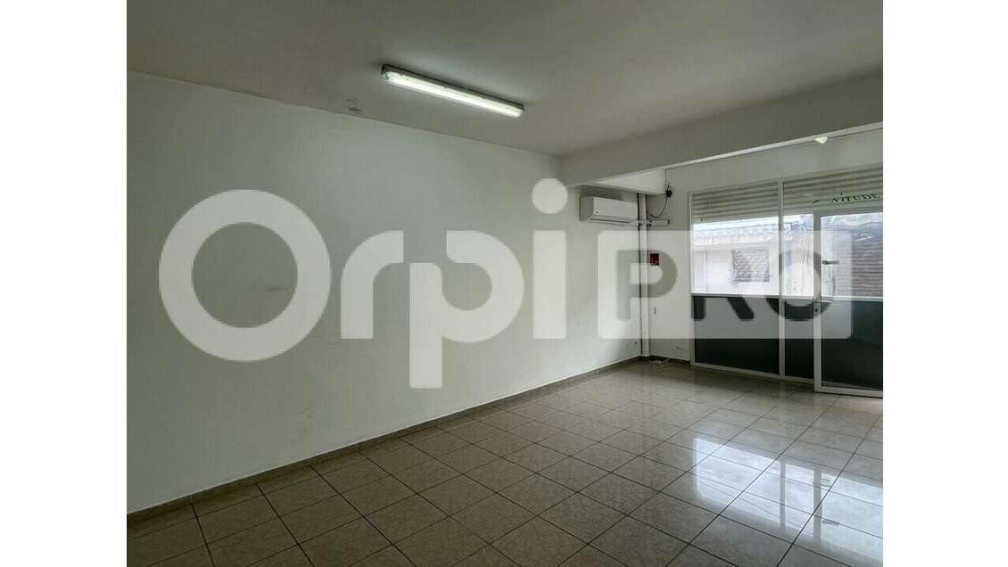 Local commercial 77m² à louer au Moule