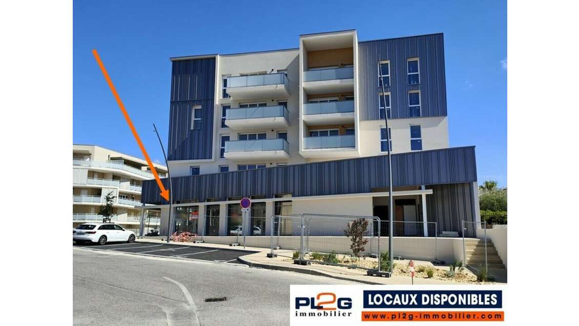 Local de 260m² idéal magasin à louer aux Angles 