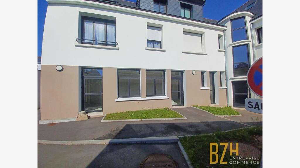 Local 130m² à louer axe très passant à Quéven