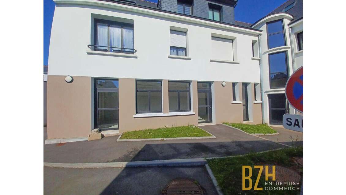 Local 130m² à louer axe très passant à Quéven