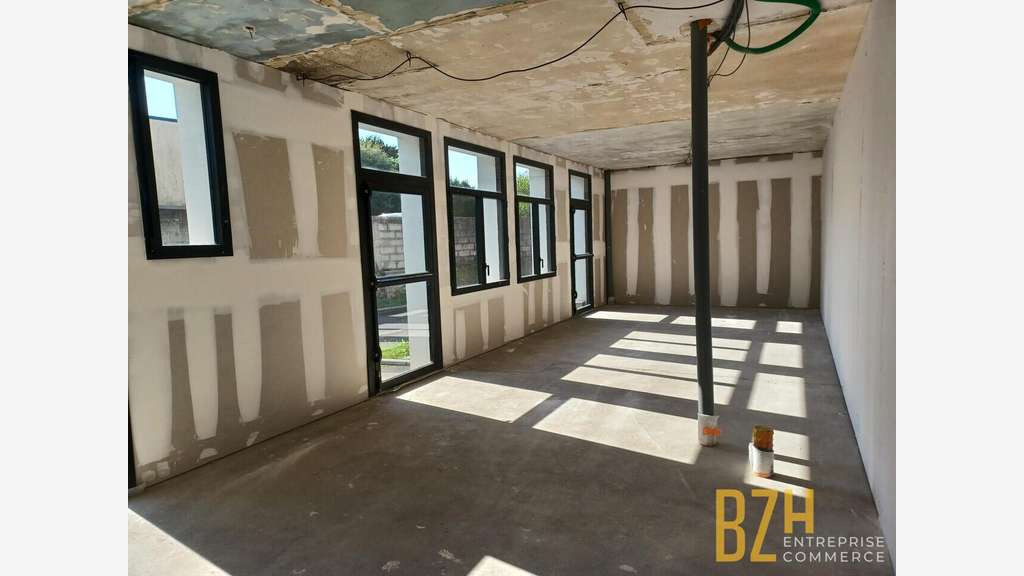 Local 130m² à louer axe très passant à Quéven