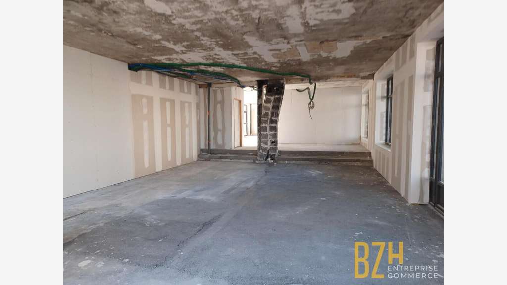 Local 130m² à louer axe très passant à Quéven