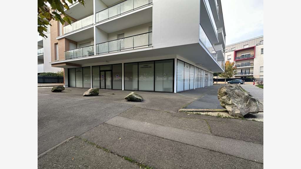 Local commercial en pied d'immeuble à louer à Lucé