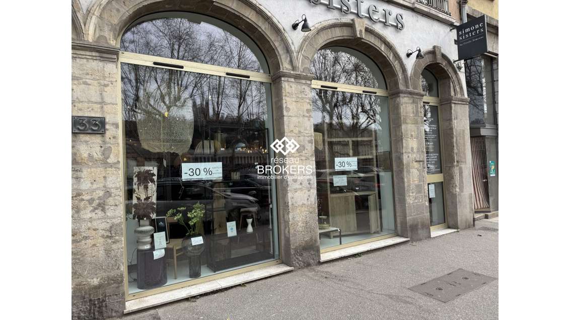 A louer très beau local commercial face Fourvière