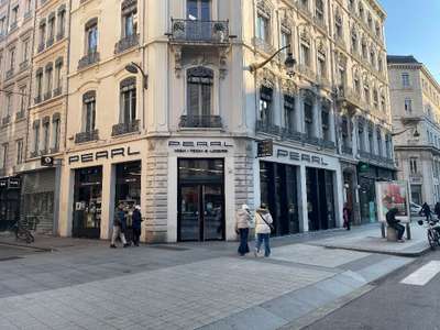 Local de 213m² à louer rue de la République Lyon 2