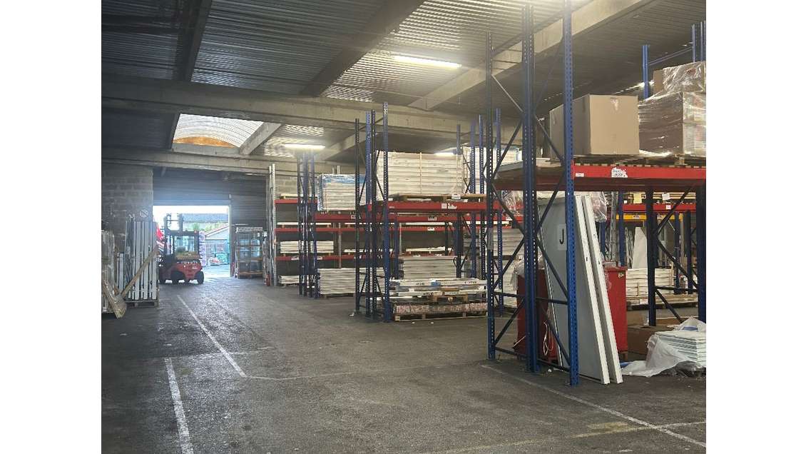 Entrepôt 3 000m² terrain 9500m² clos proche A42