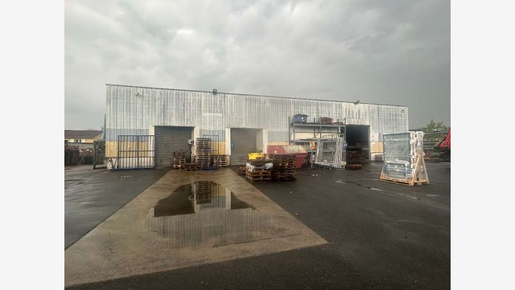Entrepôt 3 000m² terrain 9500m² clos proche A42