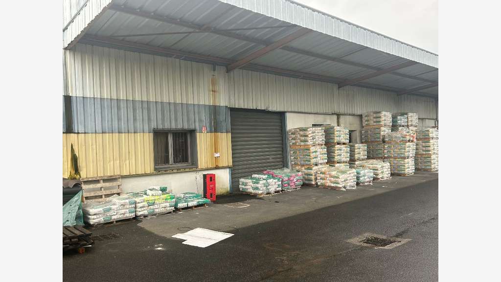 Entrepôt 3 000m² terrain 9500m² clos proche A42