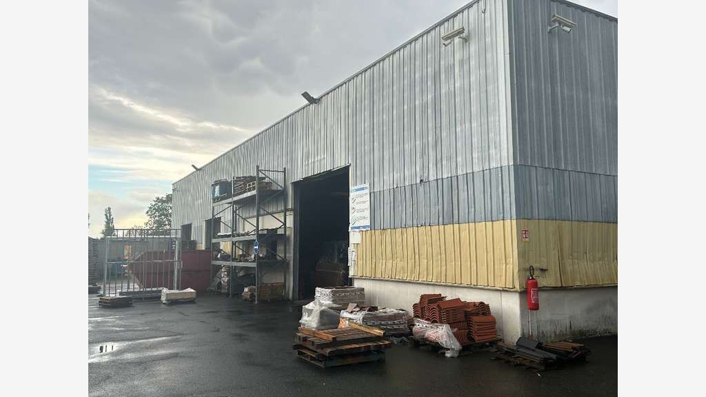 Entrepôt 3 000m² terrain 9500m² clos proche A42
