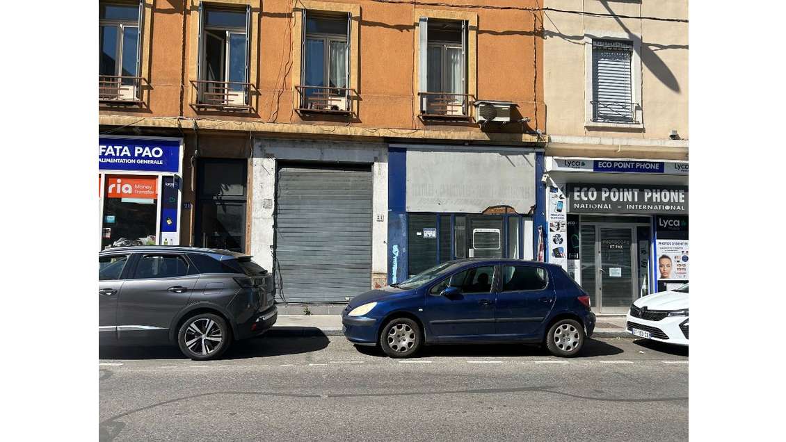Local brut 113m² tout commerce metro Oullins