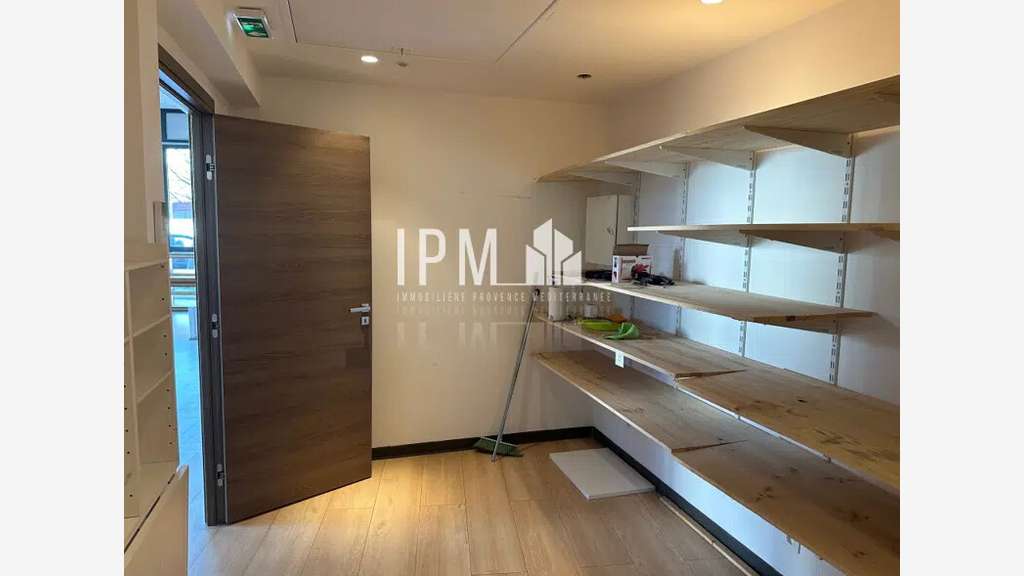 A louer local commercial de 115m² Marseille 13013