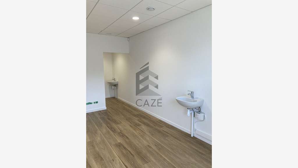 Local commercial de 137m² à louer à Mées (40)
