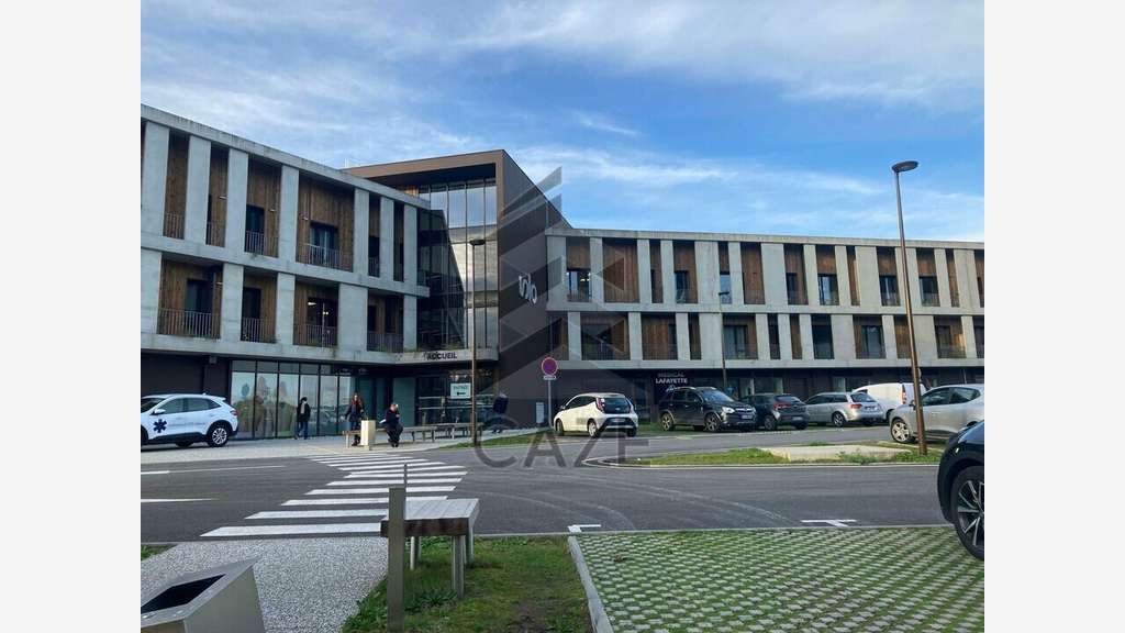 Local commercial de 137m² à louer à Mées (40)