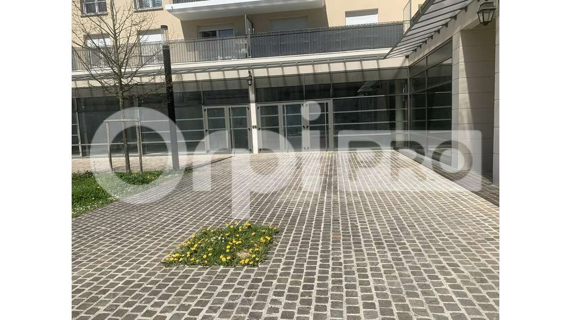 À louer local commercial 200m² à Montévrain