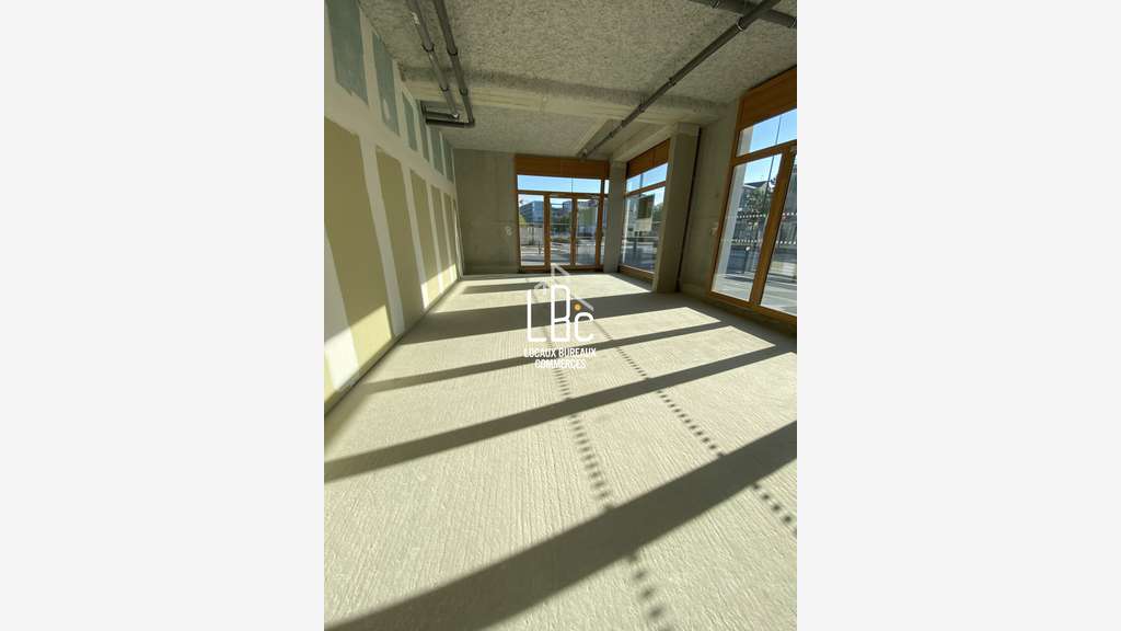 Local neuf 120m² à louer axe passant Nantes Est