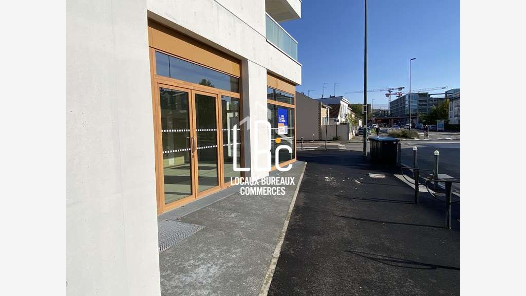 Local neuf 120m² à louer axe passant Nantes Est