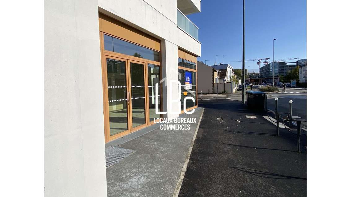 Local neuf 120m² à louer  axe passant Nantes Est