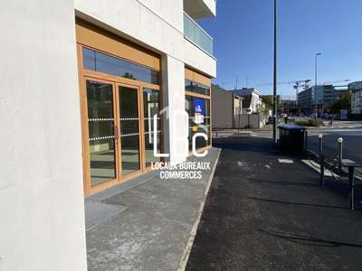 Local neuf 120m² à louer  axe passant Nantes Est