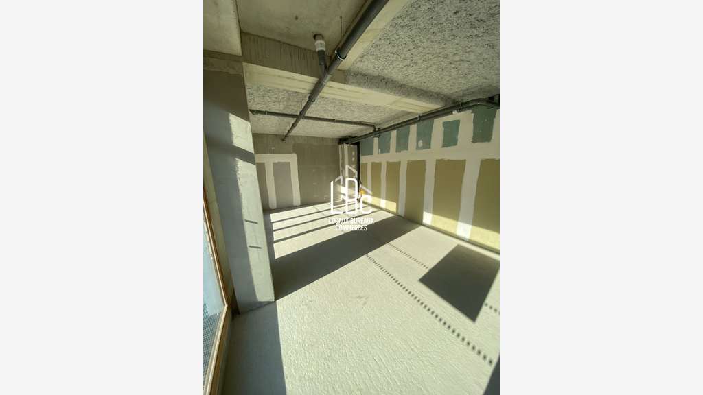Local neuf 120m² à louer axe passant Nantes Est