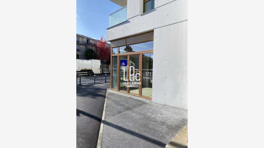 Local neuf 120m² à louer axe passant Nantes Est