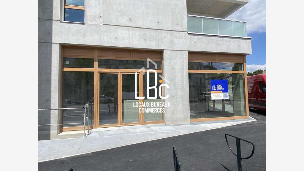 Local neuf 120m² à louer axe passant Nantes Est