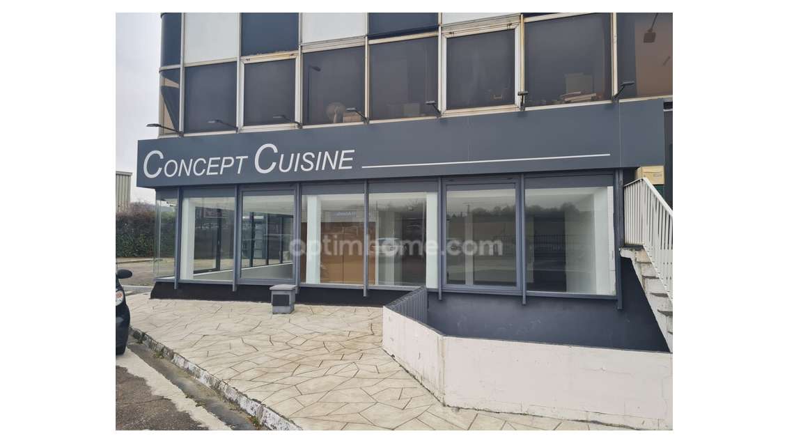 A louer local 197m² avec bureau et parking Orgeval