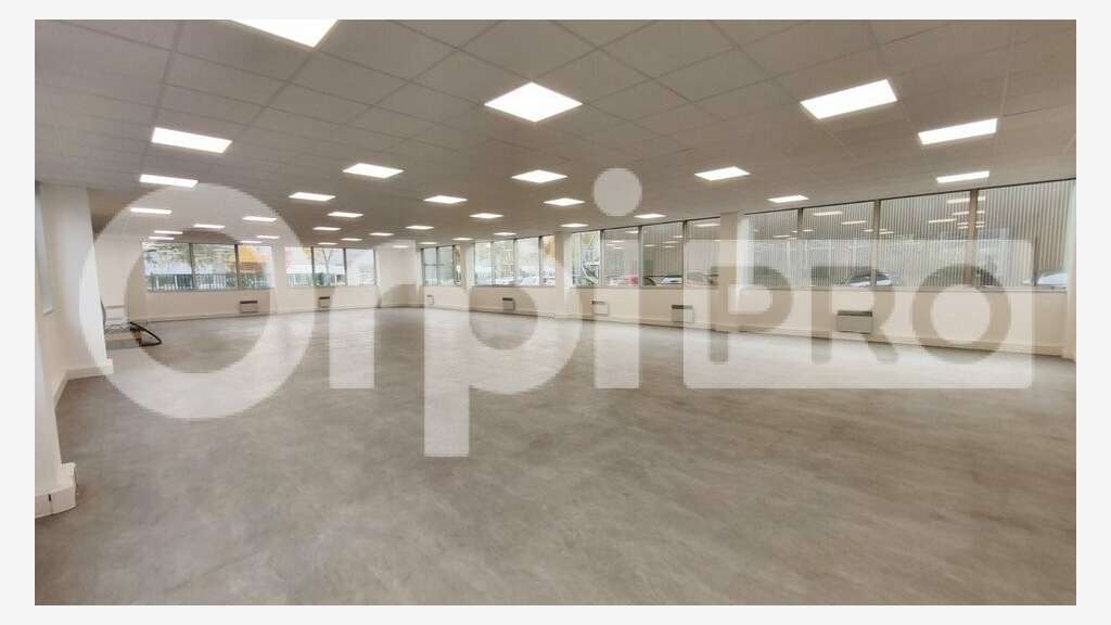 A louer local 1045m² ZA Courtaboeuf