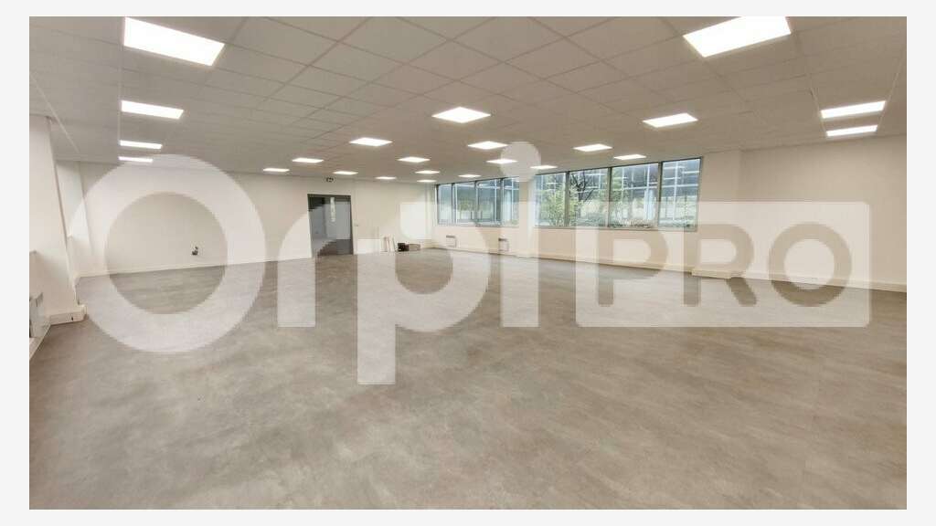 A louer local 1045m² ZA Courtaboeuf