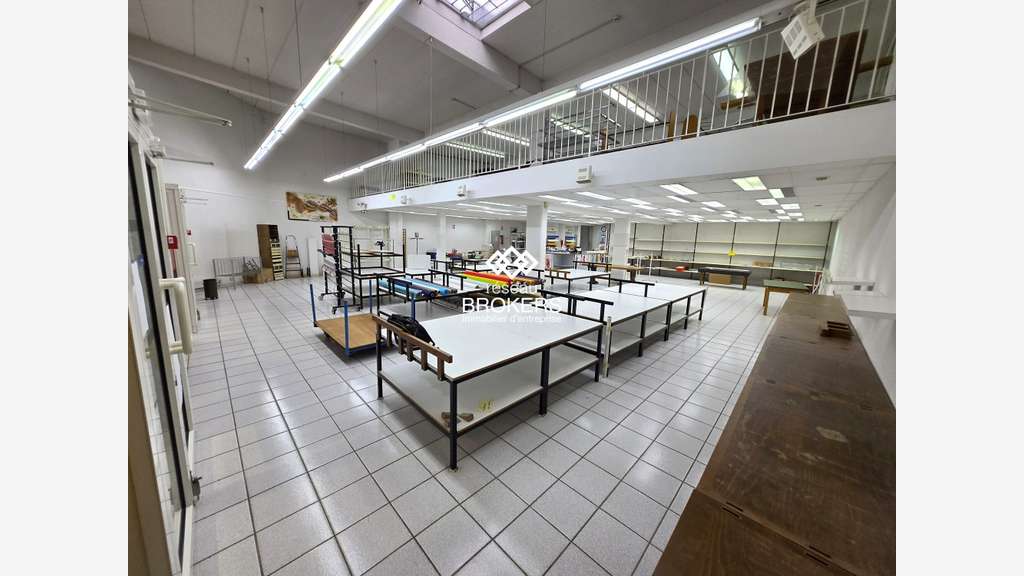 A louer boutique 420m² galerie Grenette Oyonnax