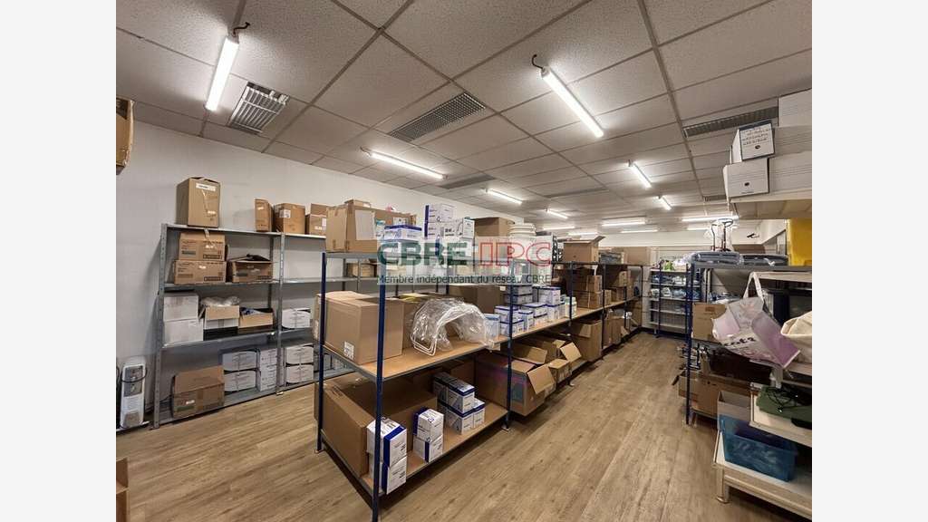 Location local commercial de 1000m² à Pau