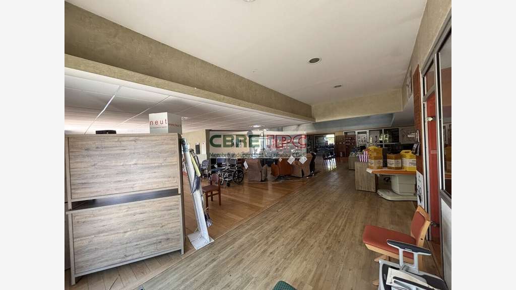Location local commercial de 1000m² à Pau