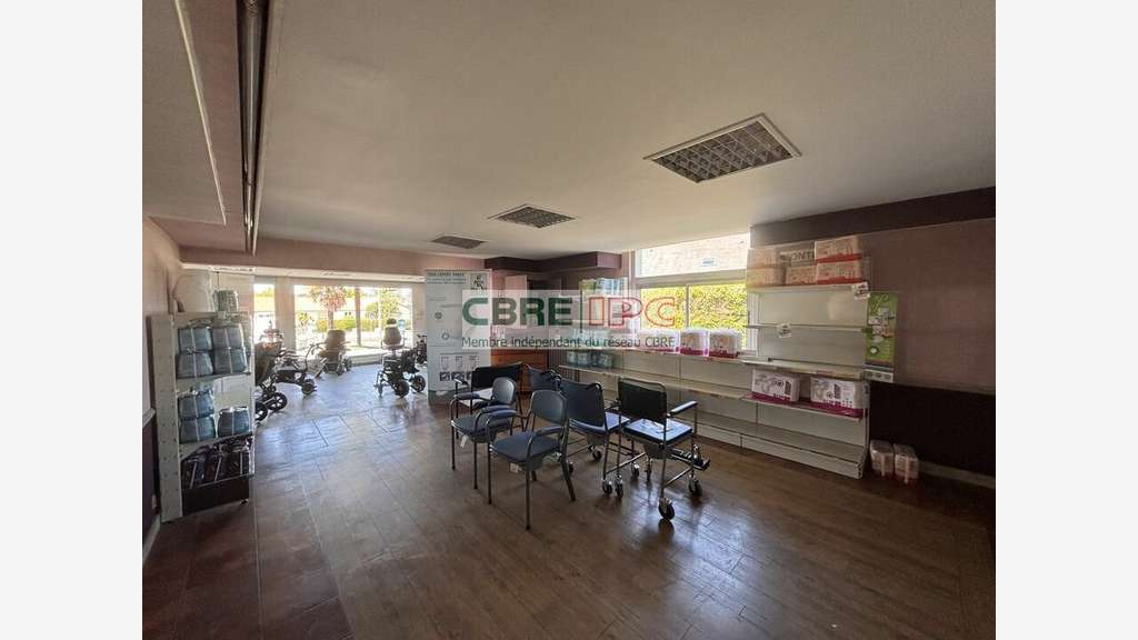 Location local commercial de 1000m² à Pau