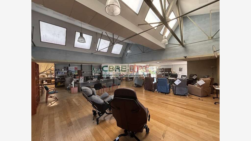 Location local commercial de 1000m² à Pau