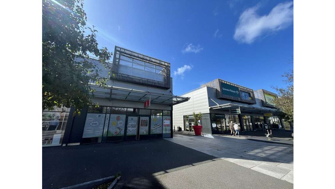 A louer local 200m² vitrine d'angle à Pleurtuit