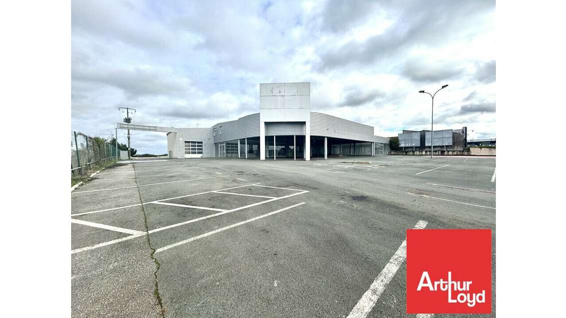 Local commercial 769m² à louer à Poitiers A10 N147