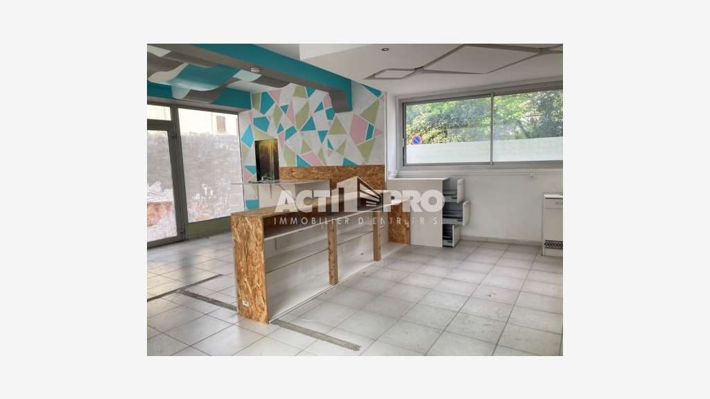 À louer local commercial 34m² à Prades
