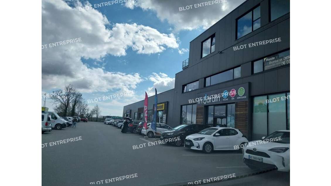 A louer locaux commerciaux récents 412m² à Quimper