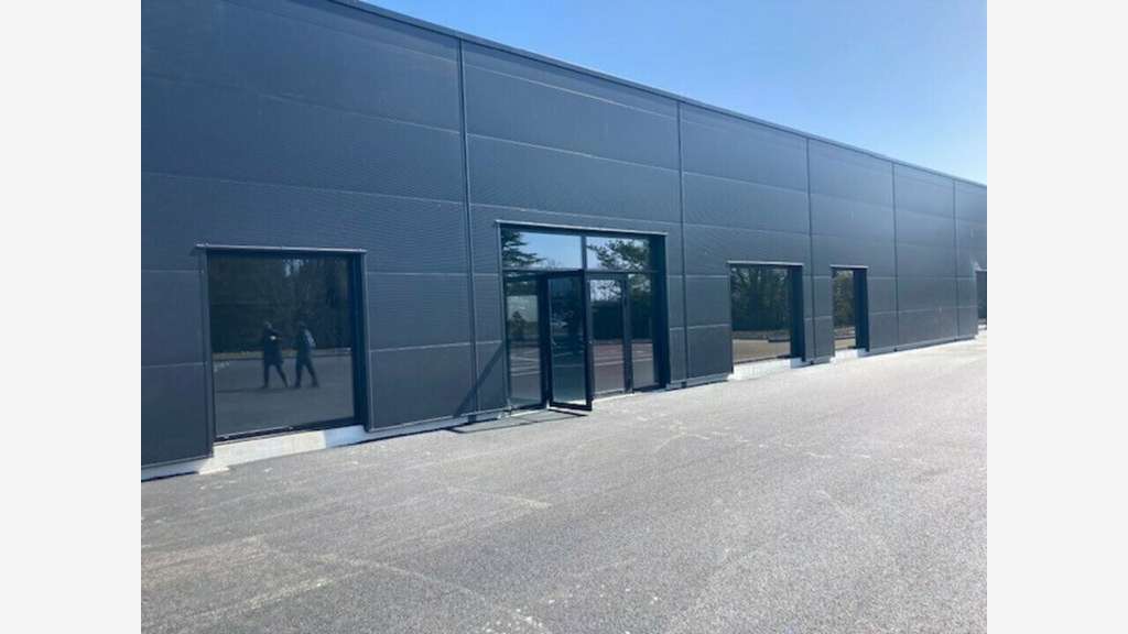 A louer cellule 800m² sur rond point à Quimper